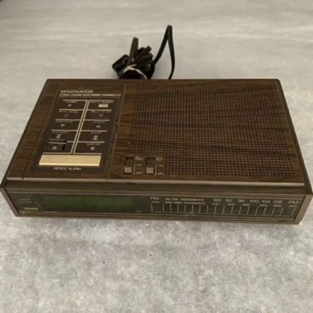 Vintage Magnavox D-3160 2-Band Electric Clock Radio